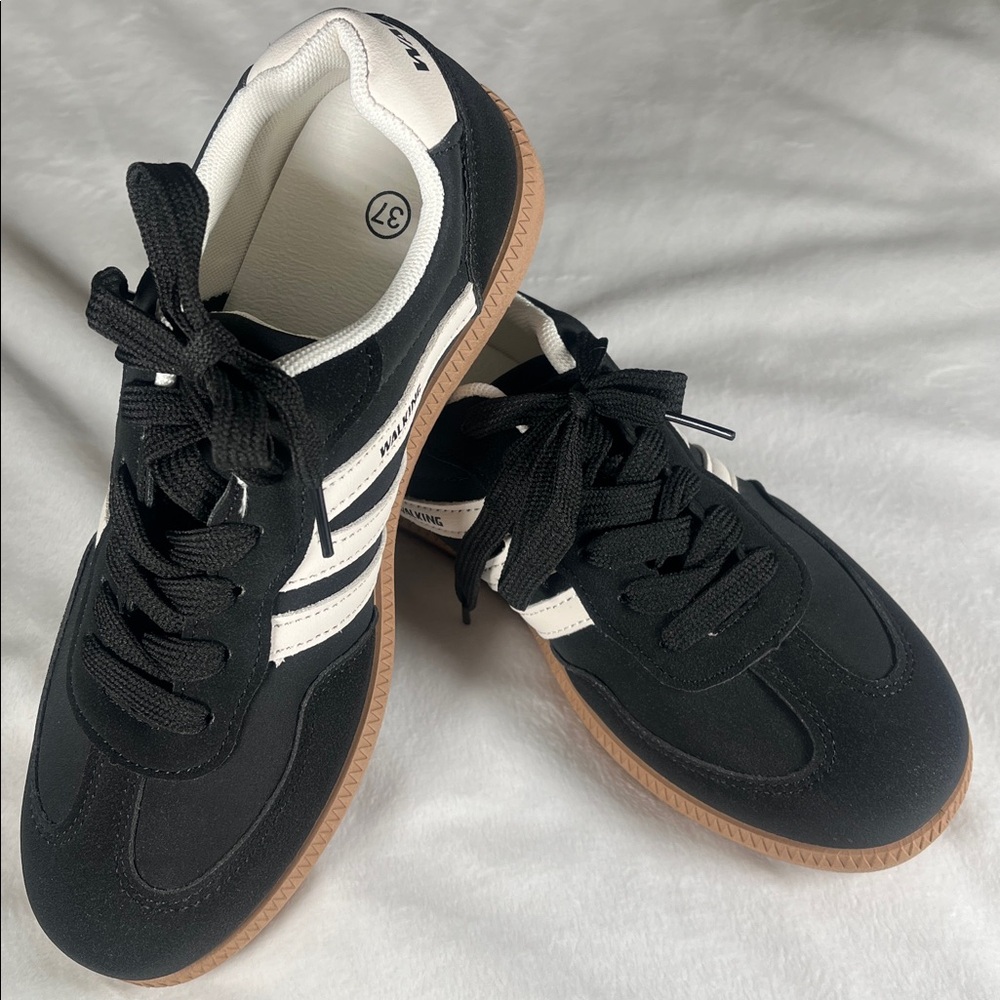 US 6 1/2 Classic Black & White Women's Sneakers